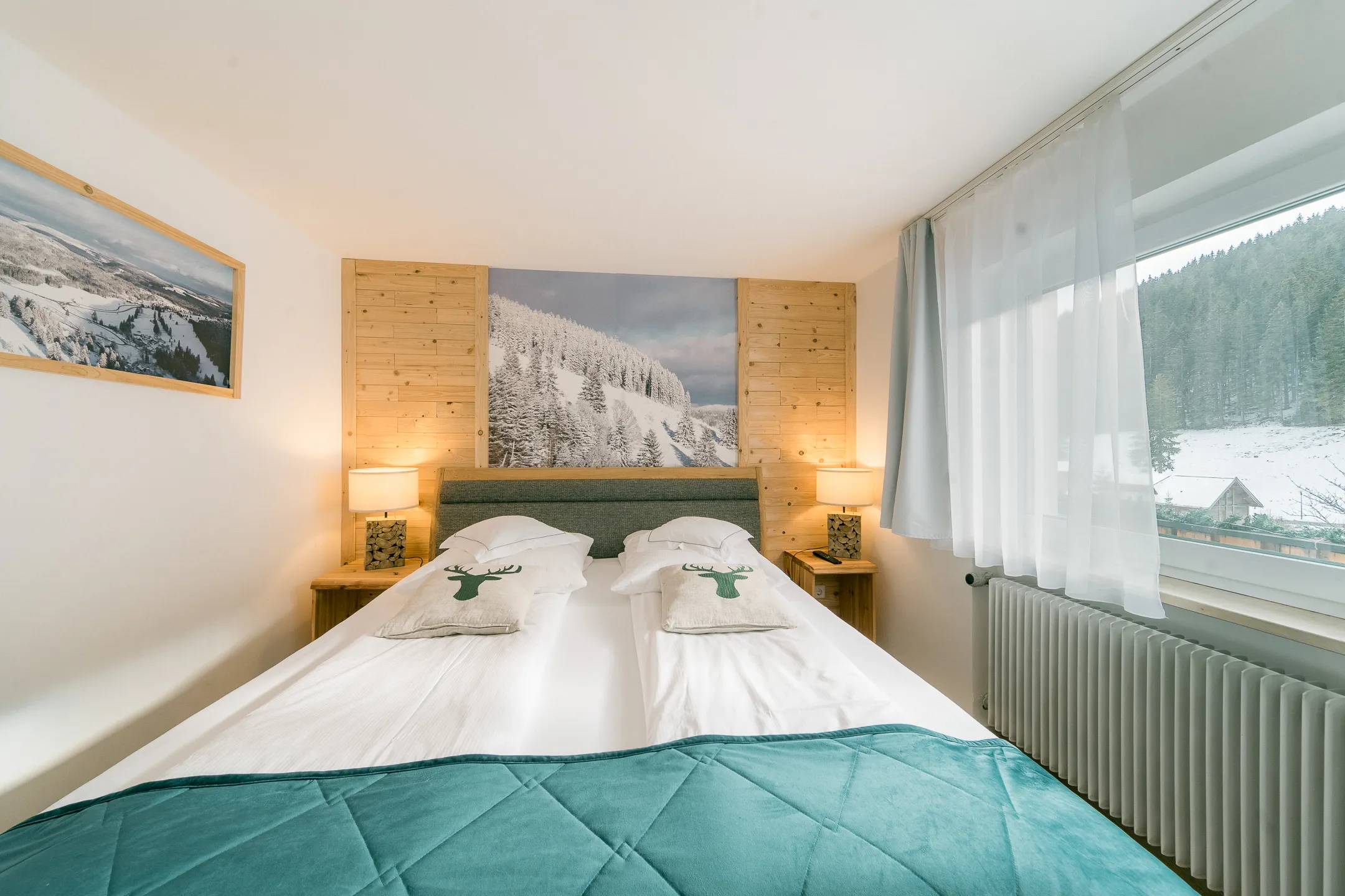 Black Forest Dream — Schlafzimmer mit Bergblick